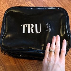 Brand New TRUE AIRBRUSH MAKEUP KIT WITH ONE COLOR!